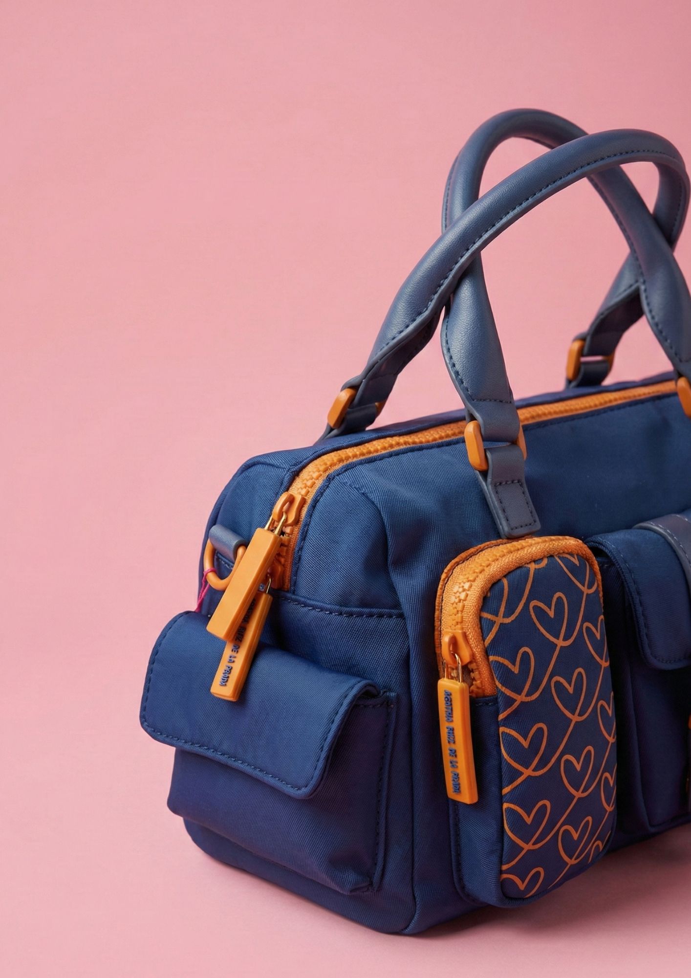 Bowling de la colección Invierno con estilo moderno y funcional. Bolso de nylon azul con detalles en mostaza.