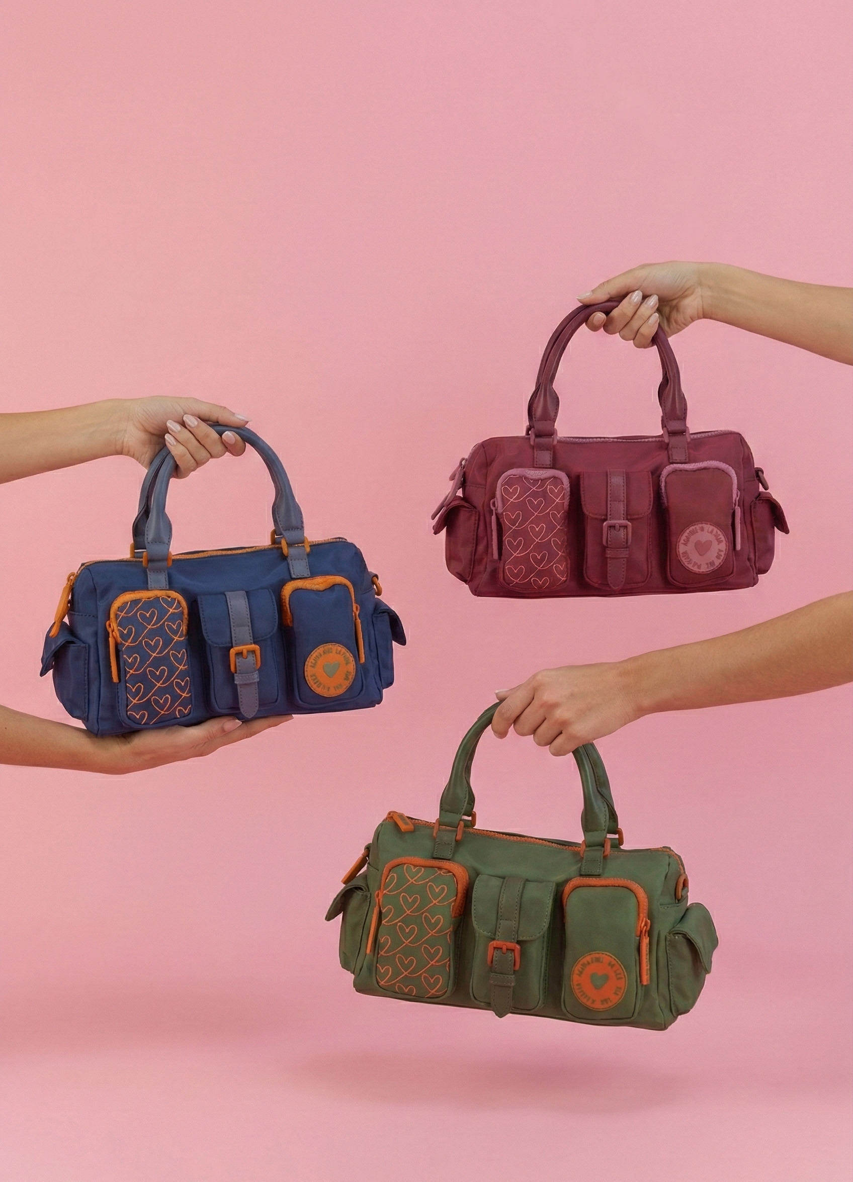 Bolso Agatha Ruiz de la Prada con múltiples bolsillos exteriores. Bolso bowling Agatha Ruiz de la Prada de nylon estructurado.