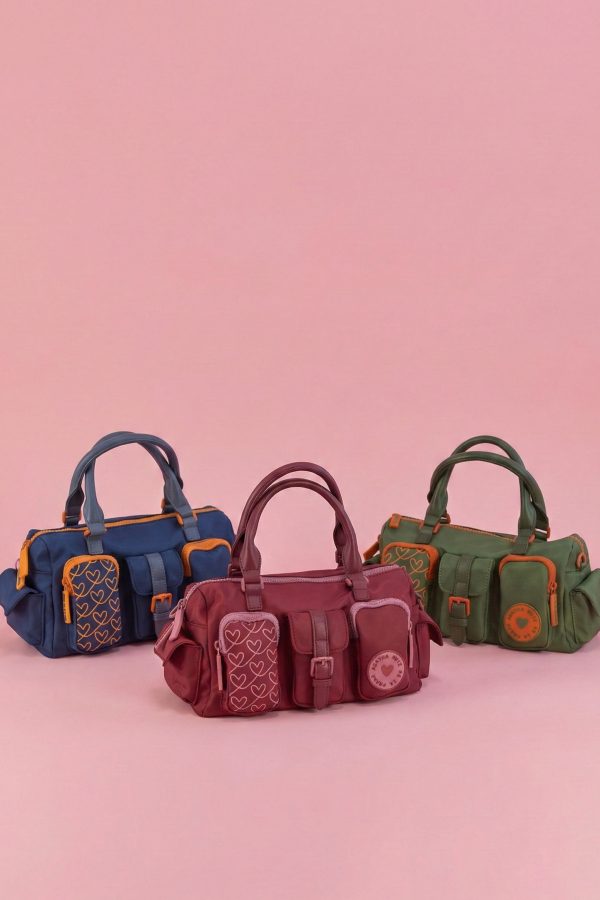 Bolso Agatha Ruiz de la Prada con múltiples bolsillos exteriores.