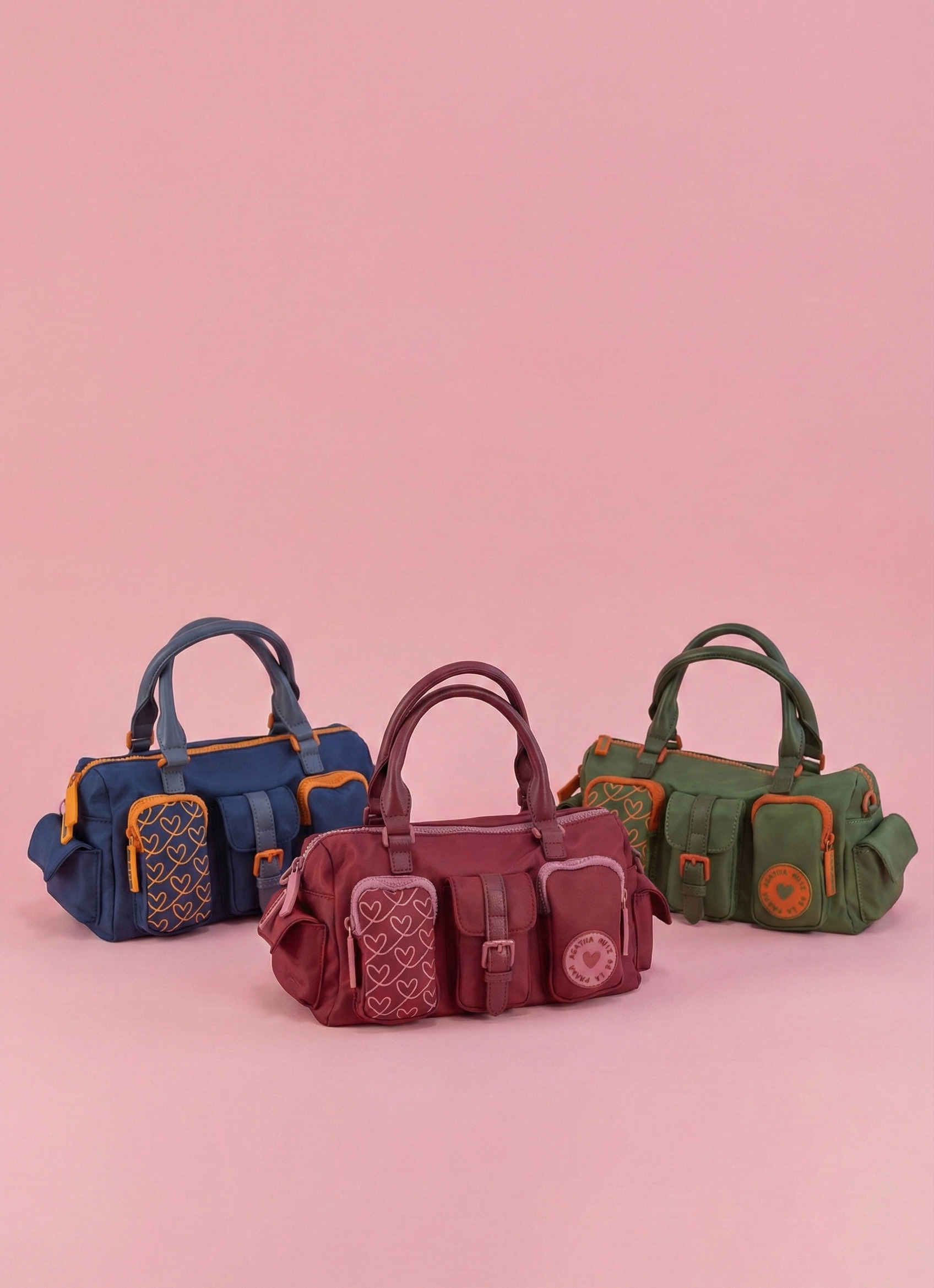 Detalle del bolsillo con estampado de corazones en contraste. Bolso Agatha Ruiz de la Prada con múltiples bolsillos exteriores.
