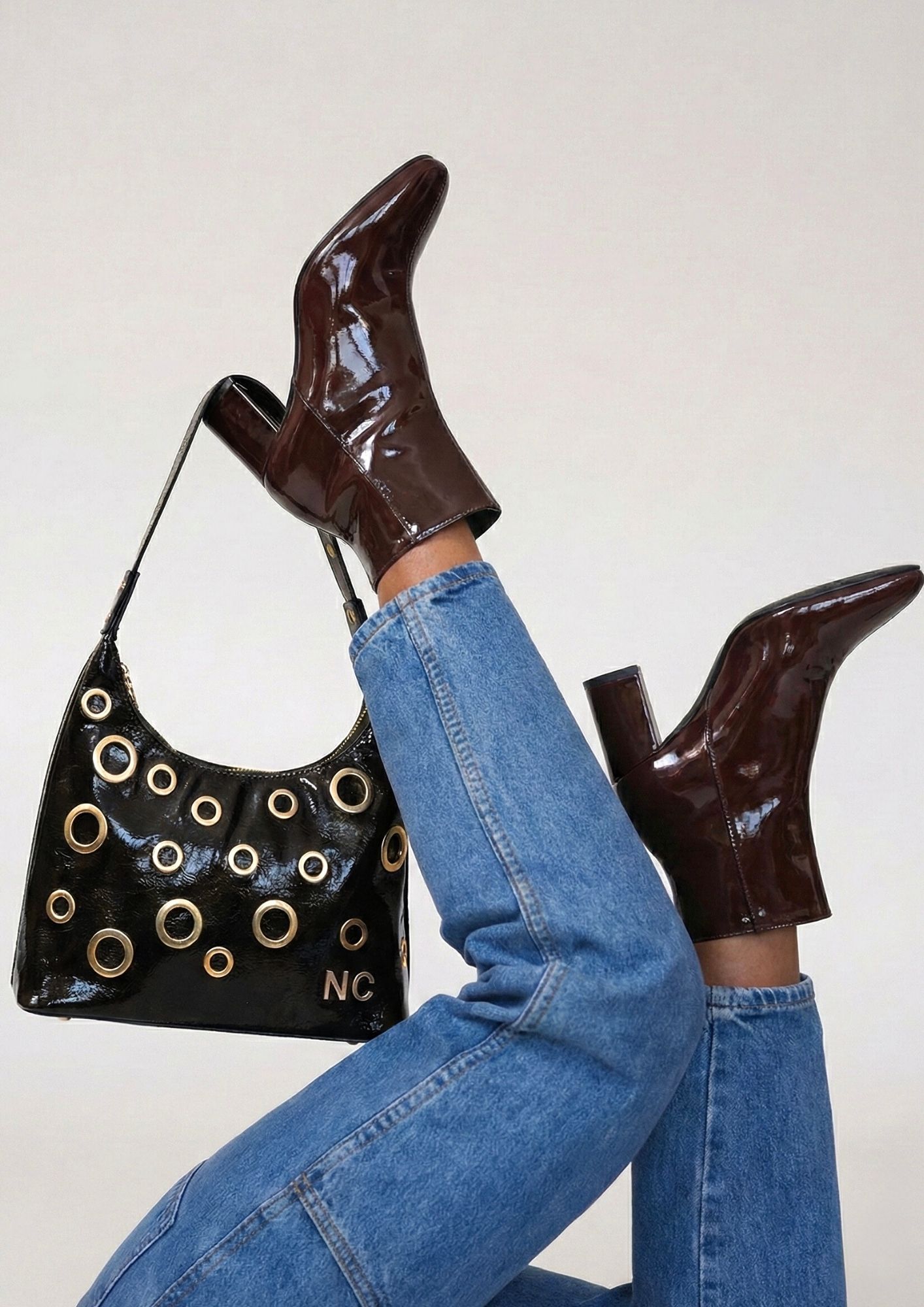 Bolso de charol formato góndola de mujer marrón Bolso de charol formato góndola negro