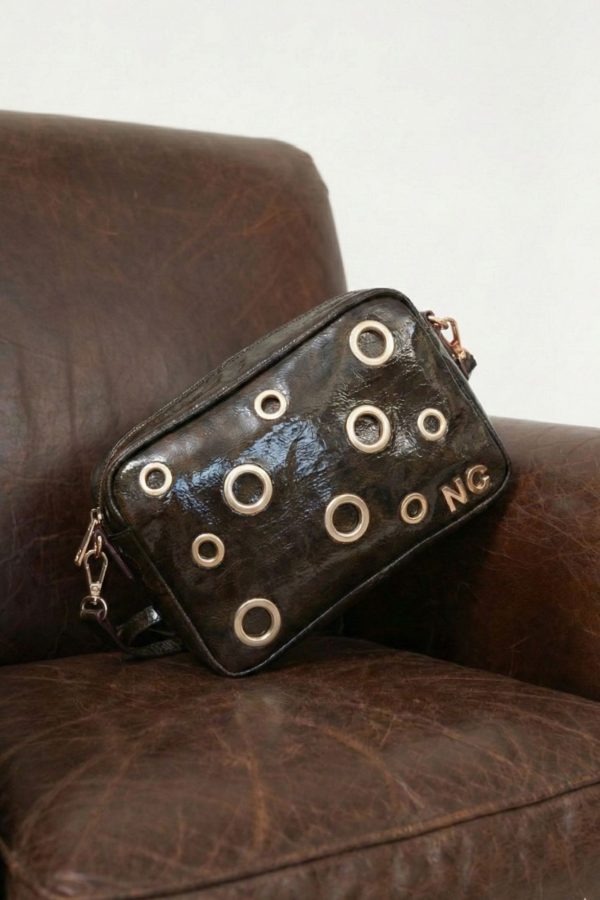 Bandolera charol NOCO ojales marron