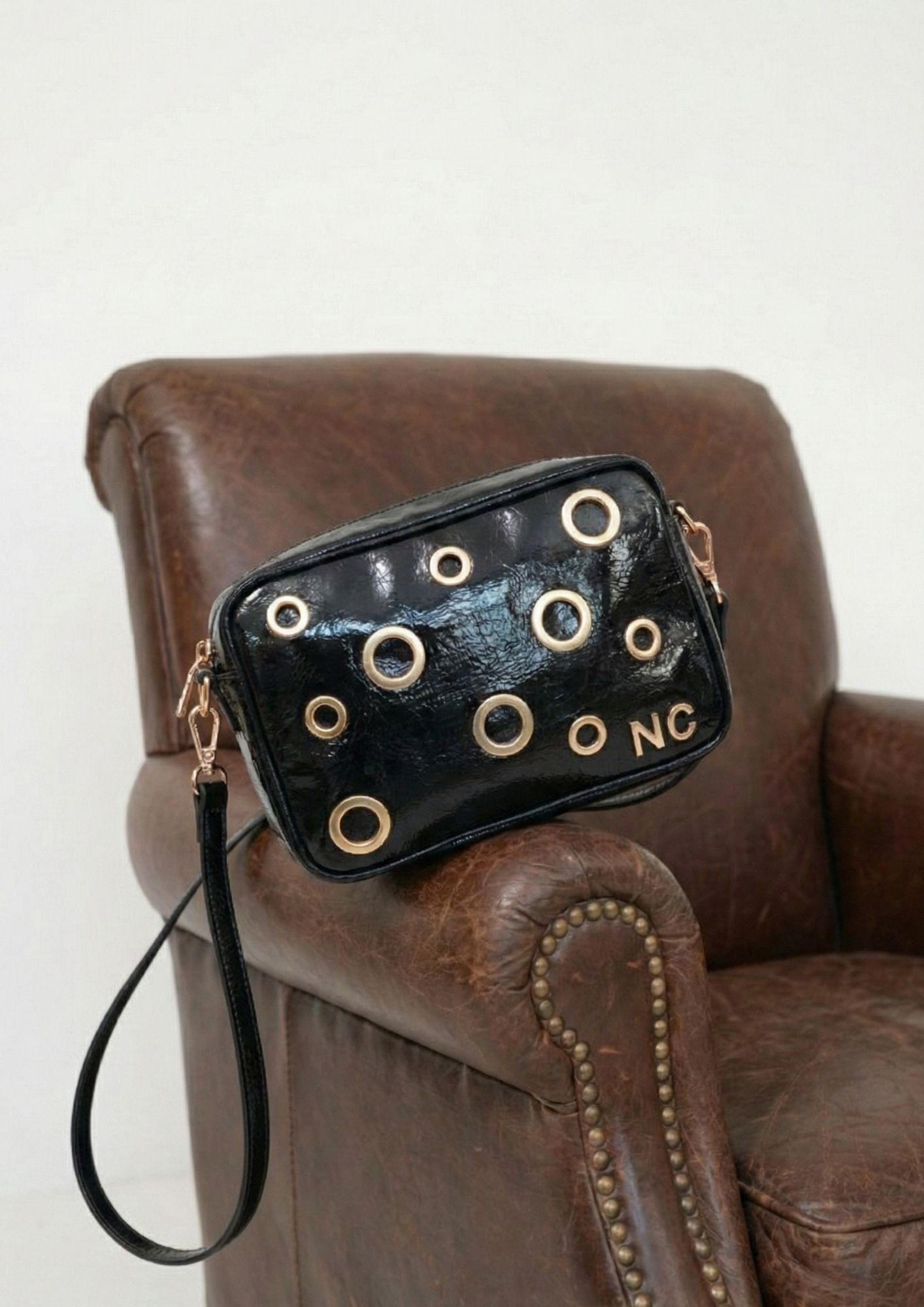 Bandolera charol NOCO ojales Negro Bandolera charol NOCO ojales Negro