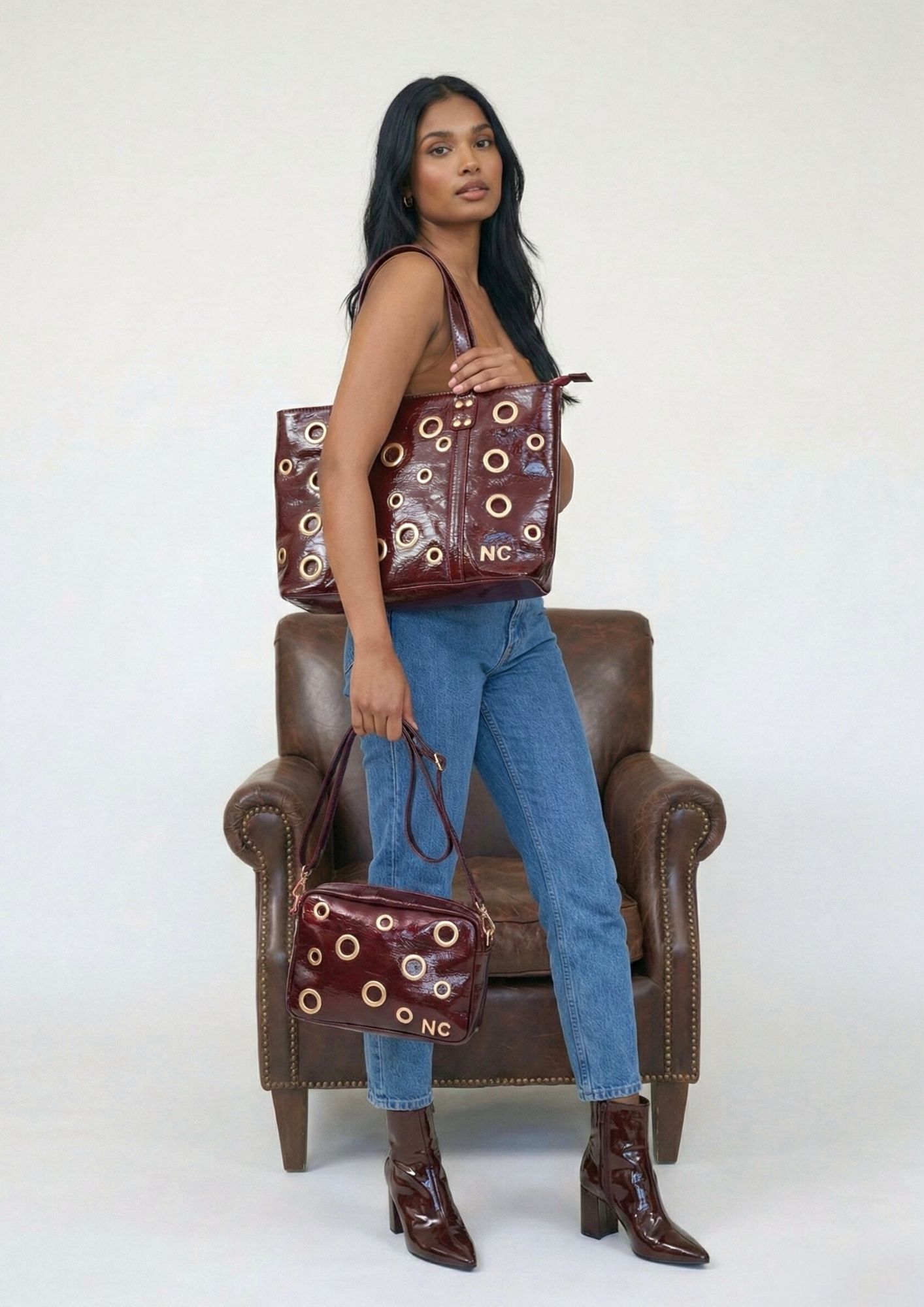 Bolso de charol formato góndola granate NOCO Bolso de charol formato góndola granate con modelo