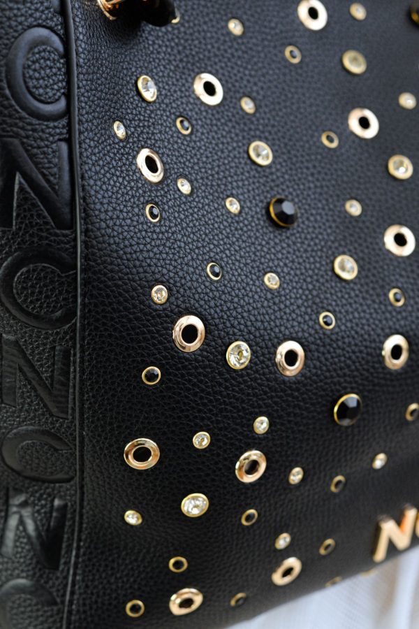 Detalle de pedrería frontal en bolso NOCO negro