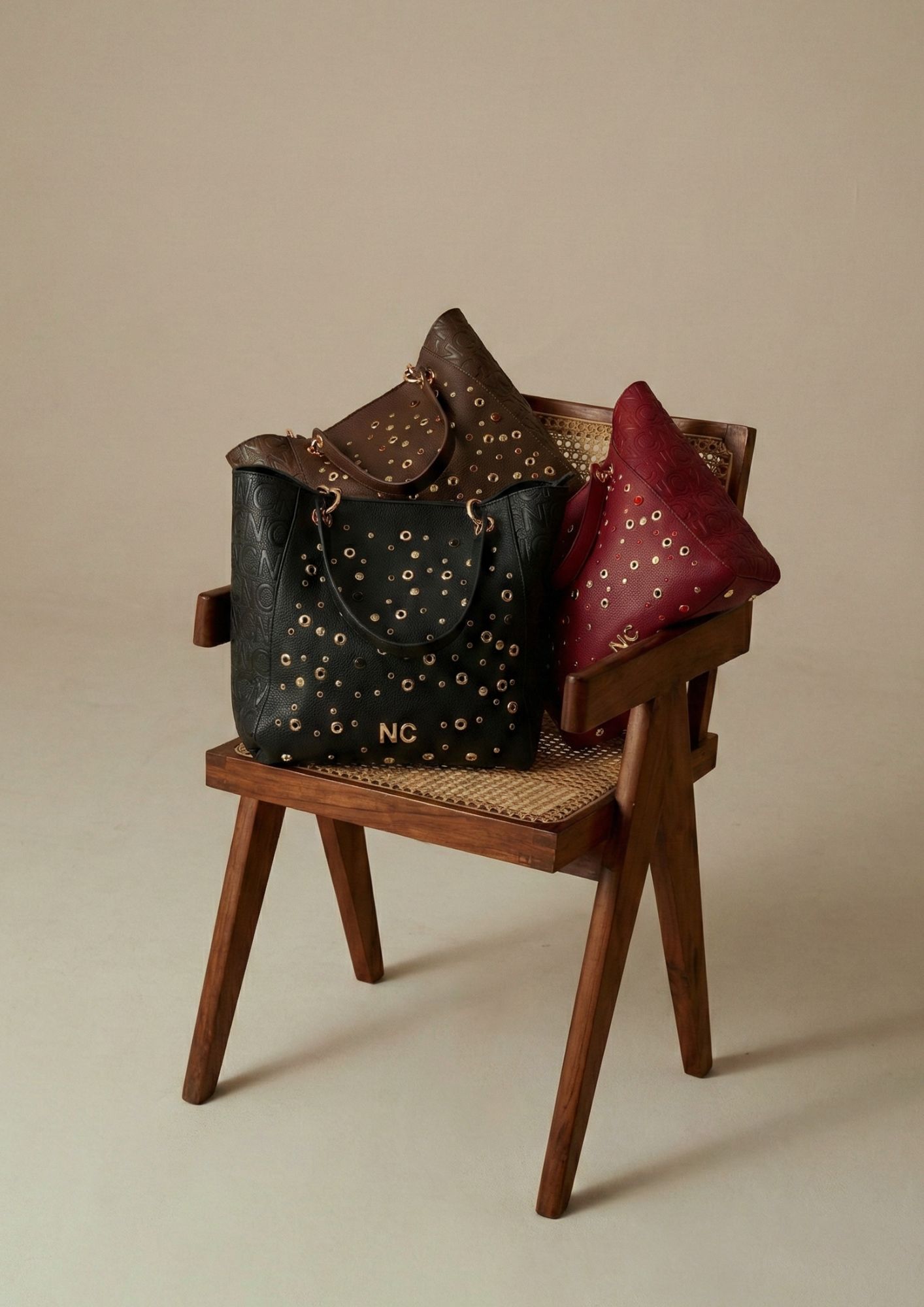 Tote de mujer con grabado NC en los laterales en tres colores Tote de mujer con grabado NC en los laterales