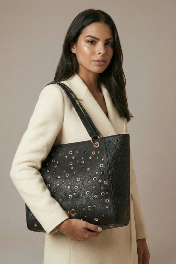 Tote amplio en piel sintética granulada color negro en modelo
