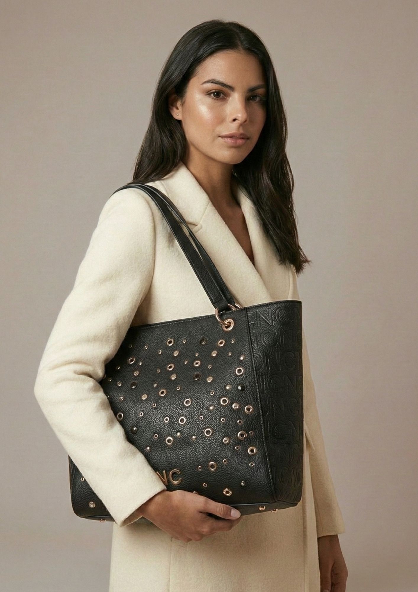 Bolso tote elegante con cristales decorativos negro Tote amplio en piel sintética granulada color negro en modelo