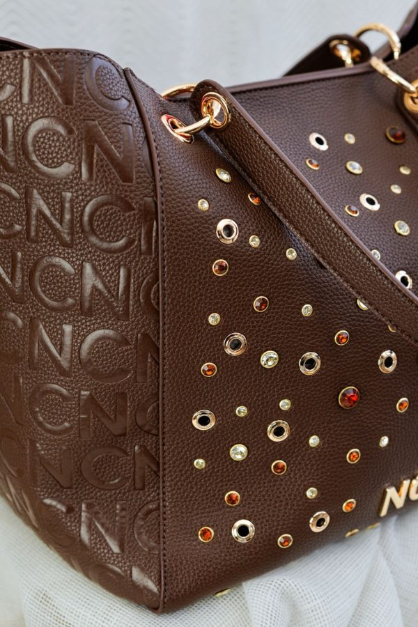 Vista lateral de bolso tote con textura granulada