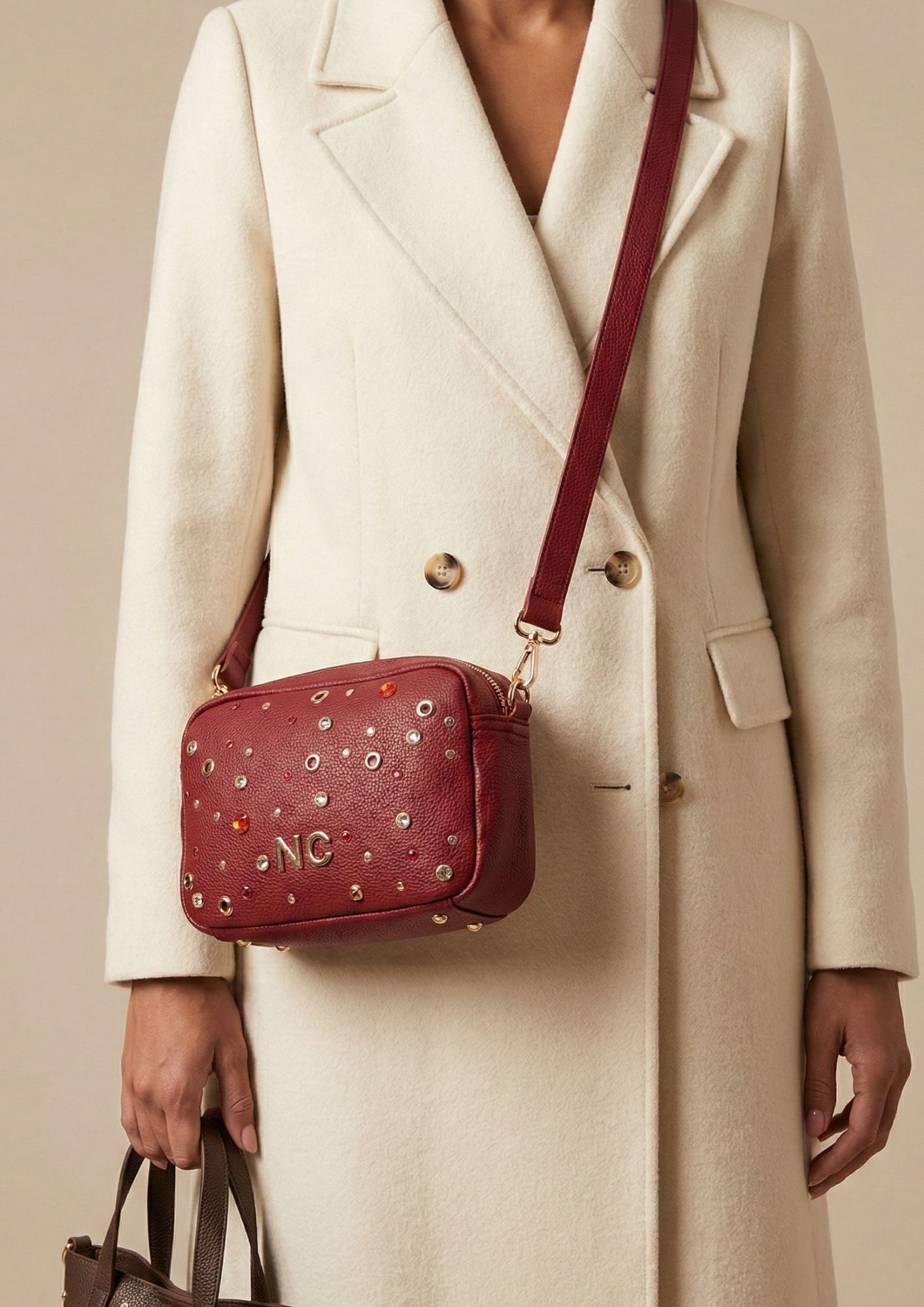 Bolso pequeño elegante con cremallera superior granate Detalle de pedrería en bolso NOCO