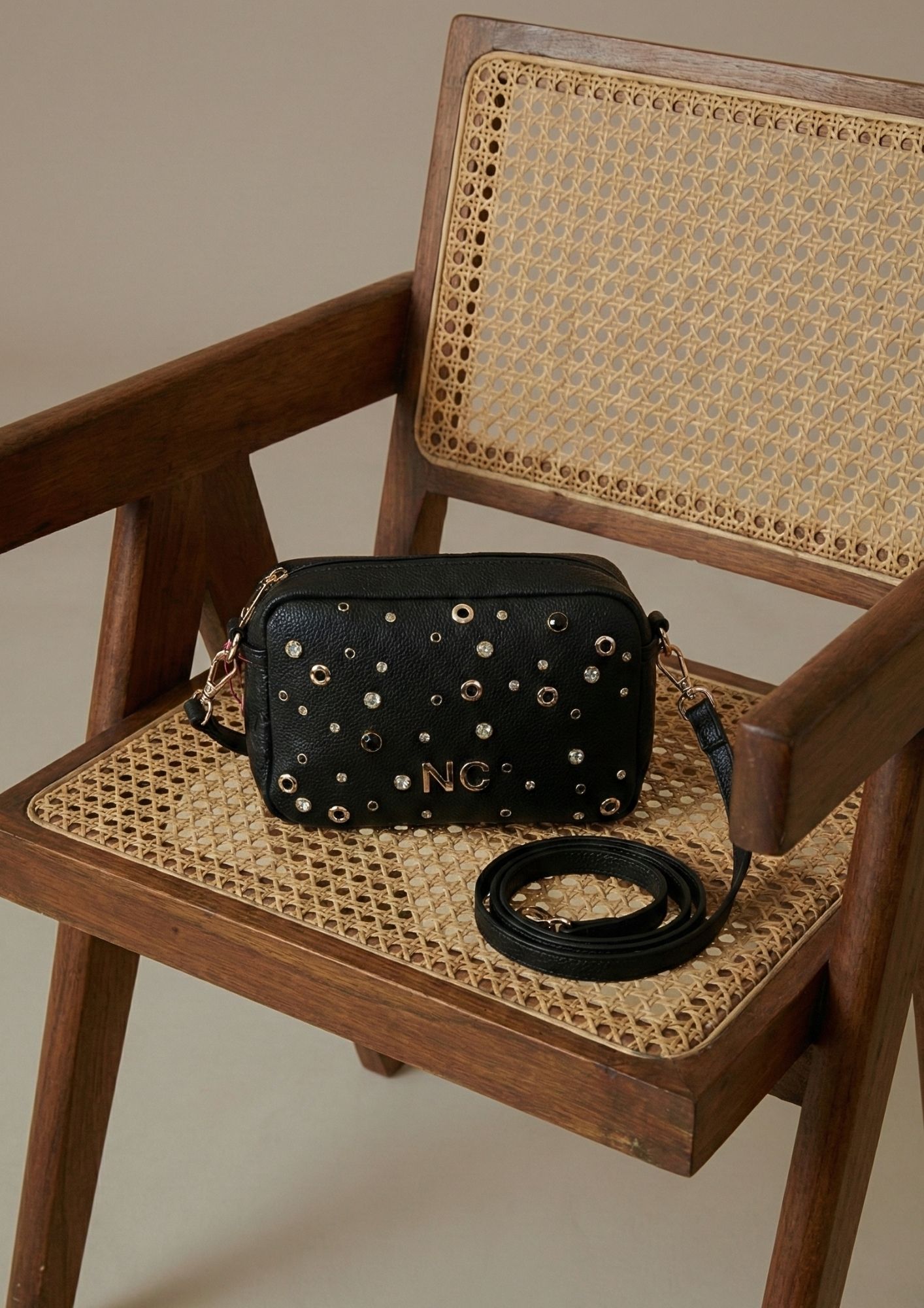 Bandolera negro con textura granulada Bandolera elegante para otoño invierno negro