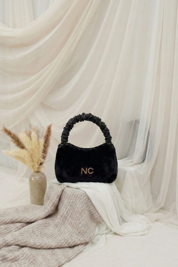 Bolso negro de pelo con logo NC estilo baguette