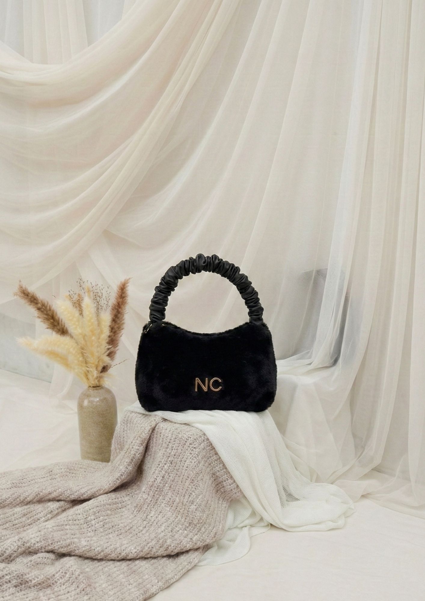 Bolso baguette con correa bandolera cruzada negro Bolso negro de pelo con logo NC estilo baguette