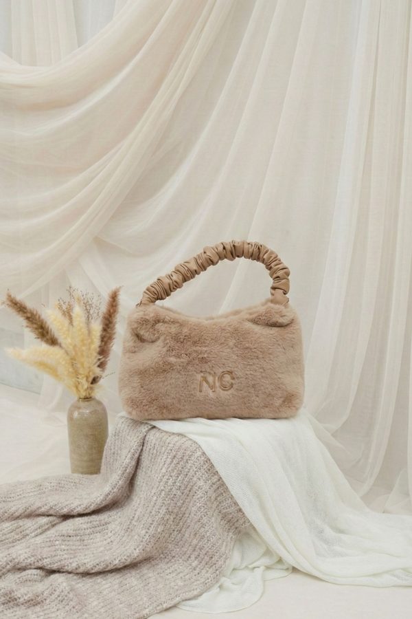 Bolso baguette de pelo para mujer beige