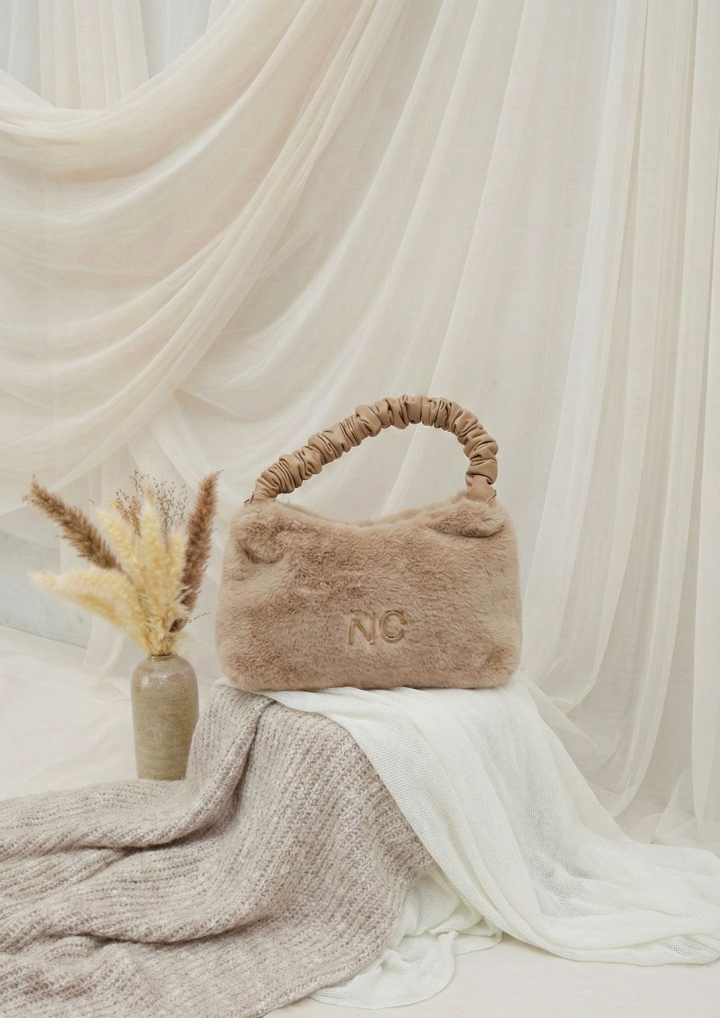 Bolso suave tipo pelito con asa plisada Bolso baguette de pelo para mujer beige