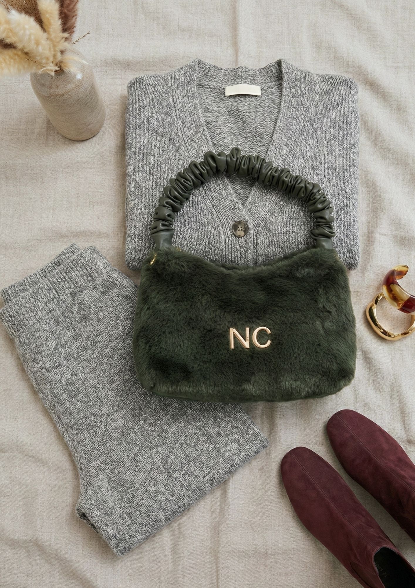 Bolso moderno con acabado de pelo verde Bolso suave tipo pelito con asa plisada verde