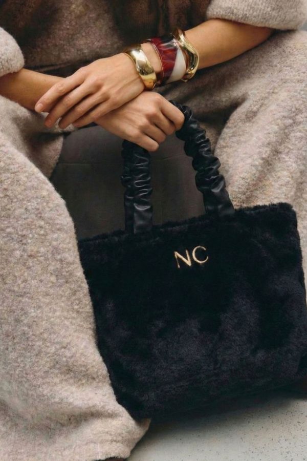 Tote negro de pelo con cremallera superior