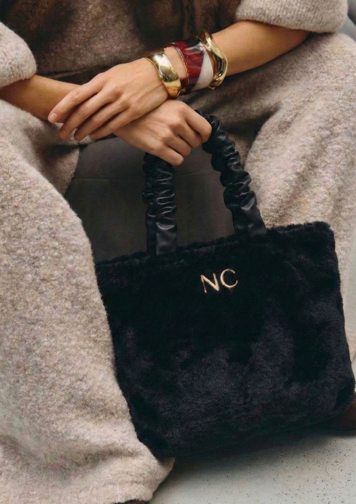 Tote negro de pelo con cremallera superior en color negro Tote negro de pelo con cremallera superior