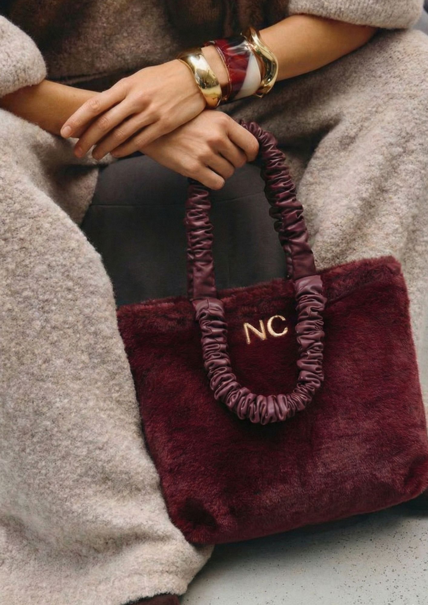 Tote granate de pelo con cremallera superior Bolso mediano con asas plisadas granate