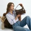 Vista frontal bolso baguette leopardo