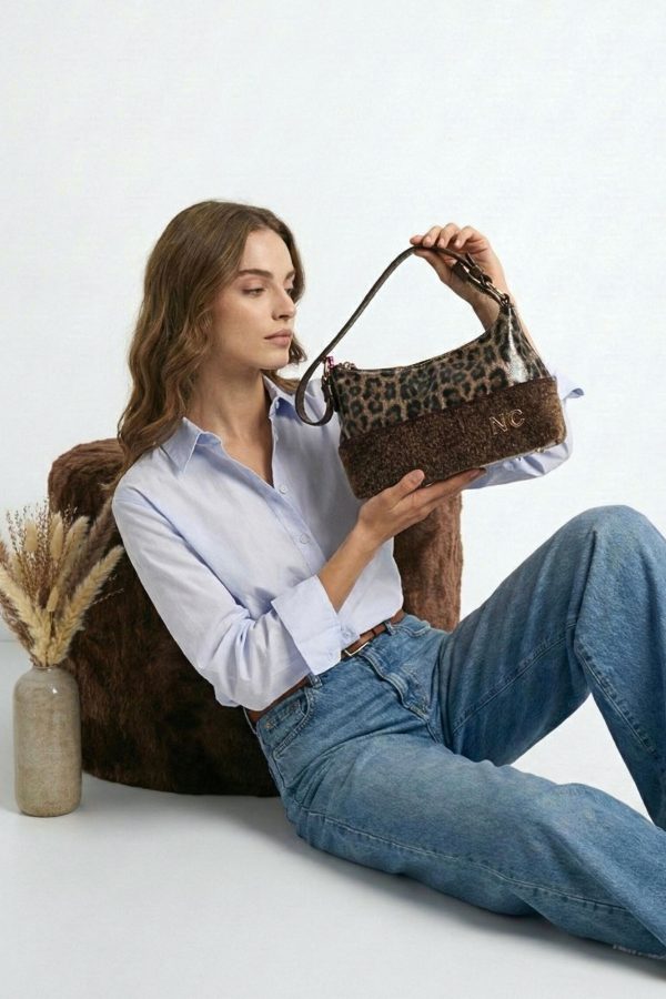 Vista frontal bolso baguette leopardo