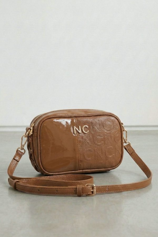 Bandolera sofisticada y moderna mujer camel
