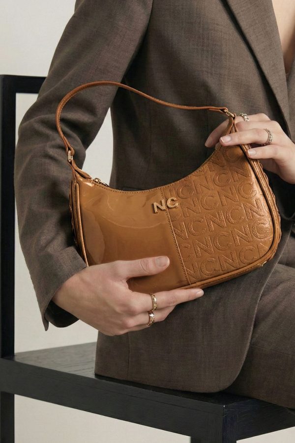 Góndola amplia elegante mujer camel