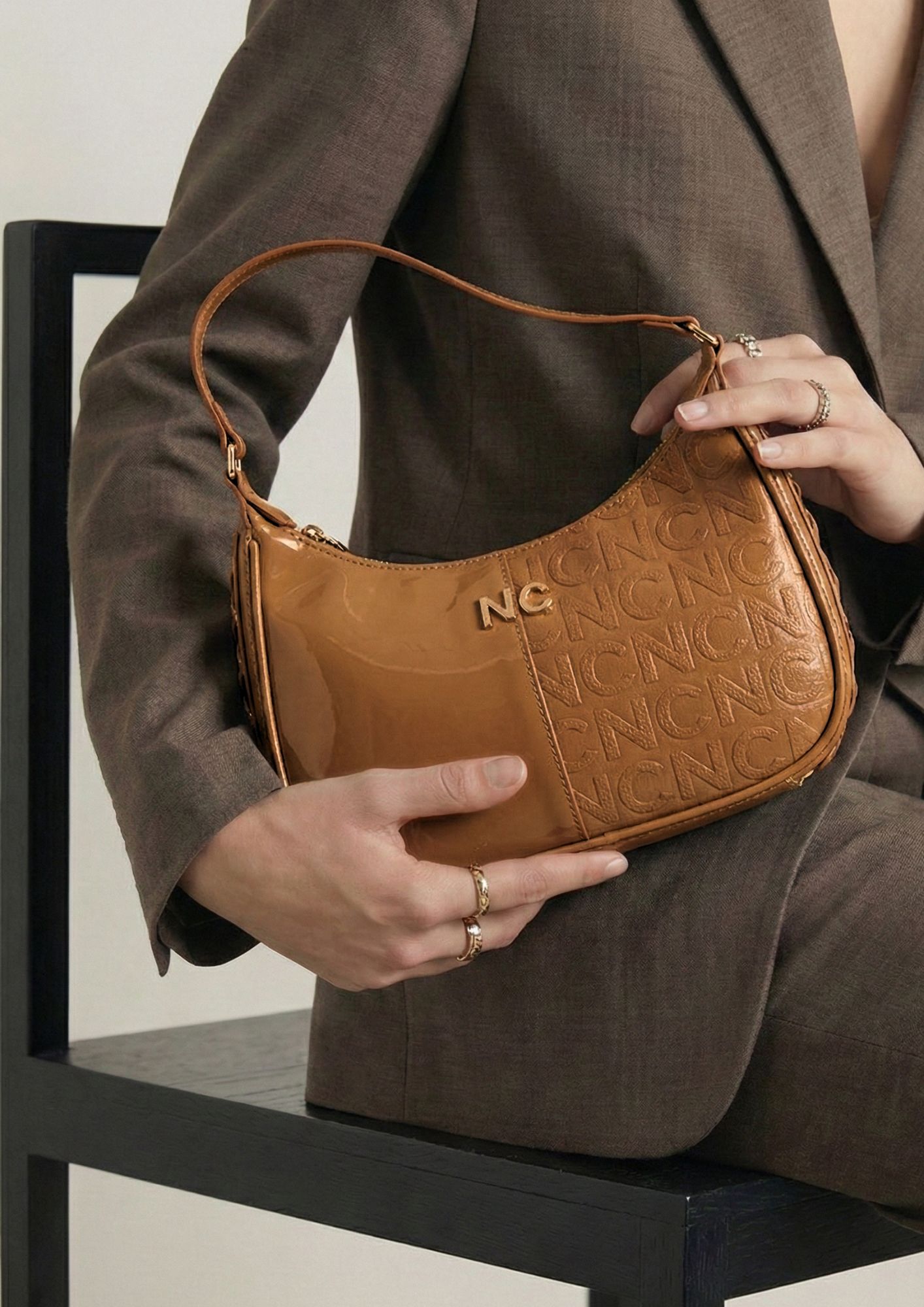 Vista frontal bolso góndola elegante NOCO Góndola amplia elegante mujer camel