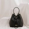 Bolso sofisticado con logo NC dorado