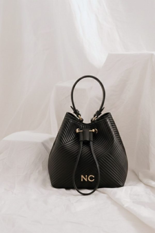 Bolso sofisticado con logo NC dorado
