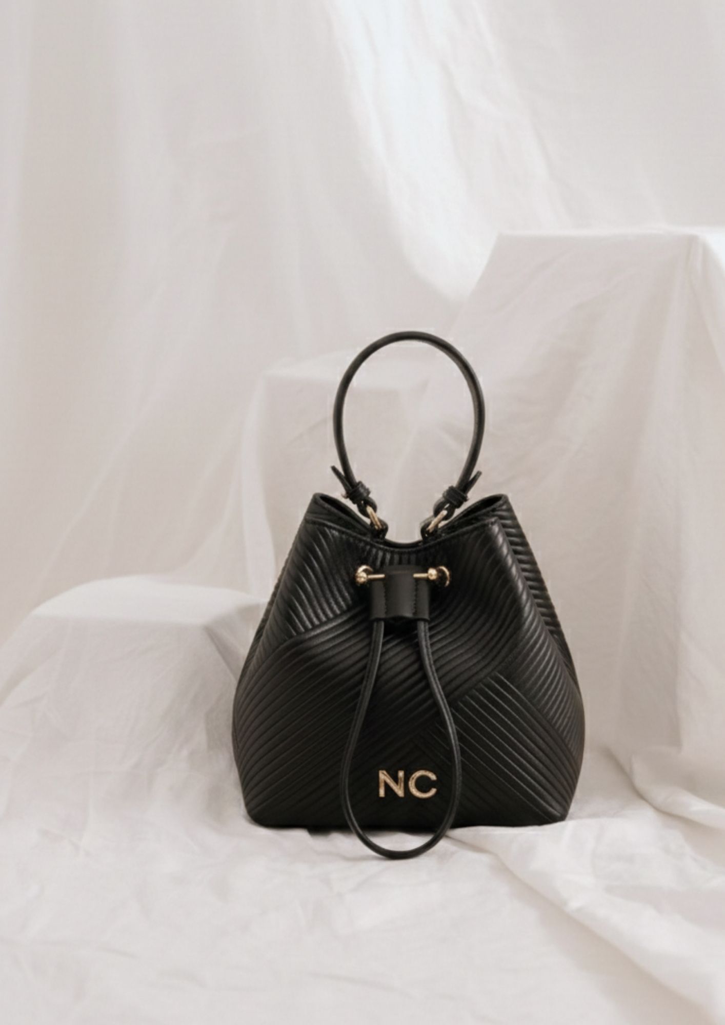 Bolso bombonera grabado para mujer negro Bolso sofisticado con logo NC dorado