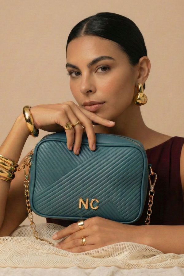 Bolso rectangular con cadena dorada azul