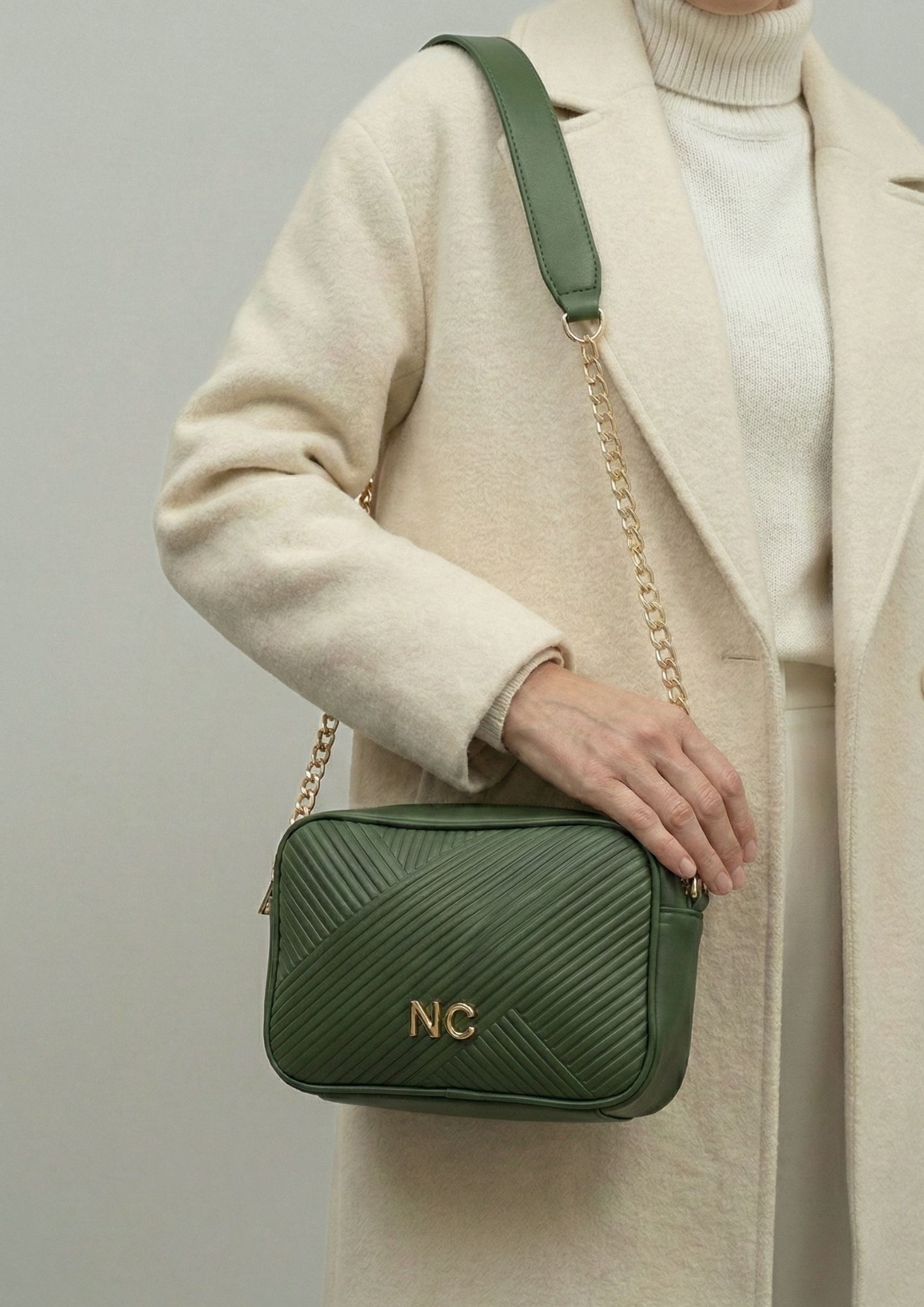 Vista frontal bandolera rectangular NOCO Bolso elegante piel sintética grabada verde