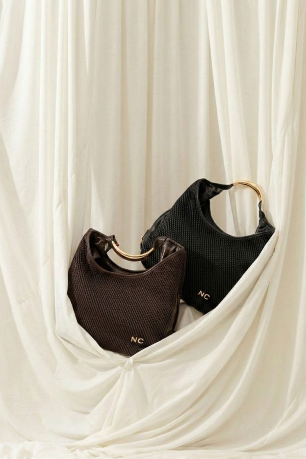 Vista frontal bolso hobo suave