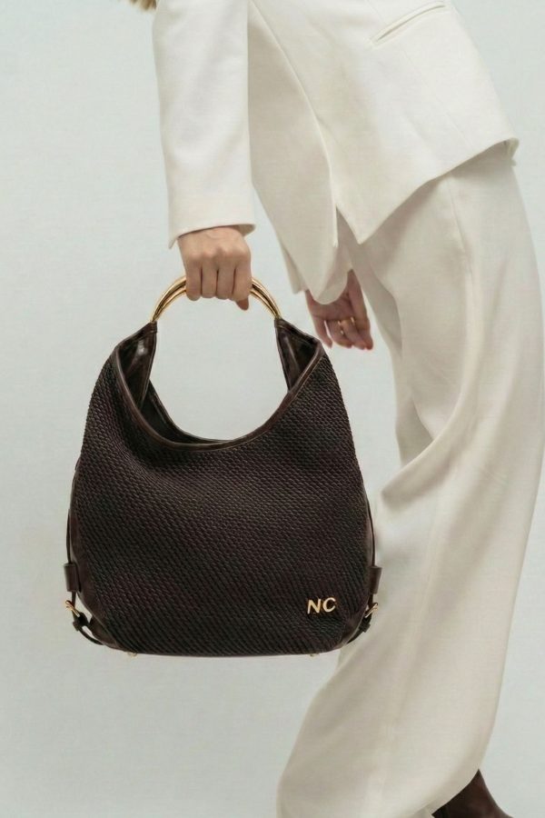 Hobo elegante con asa metálica dorada
