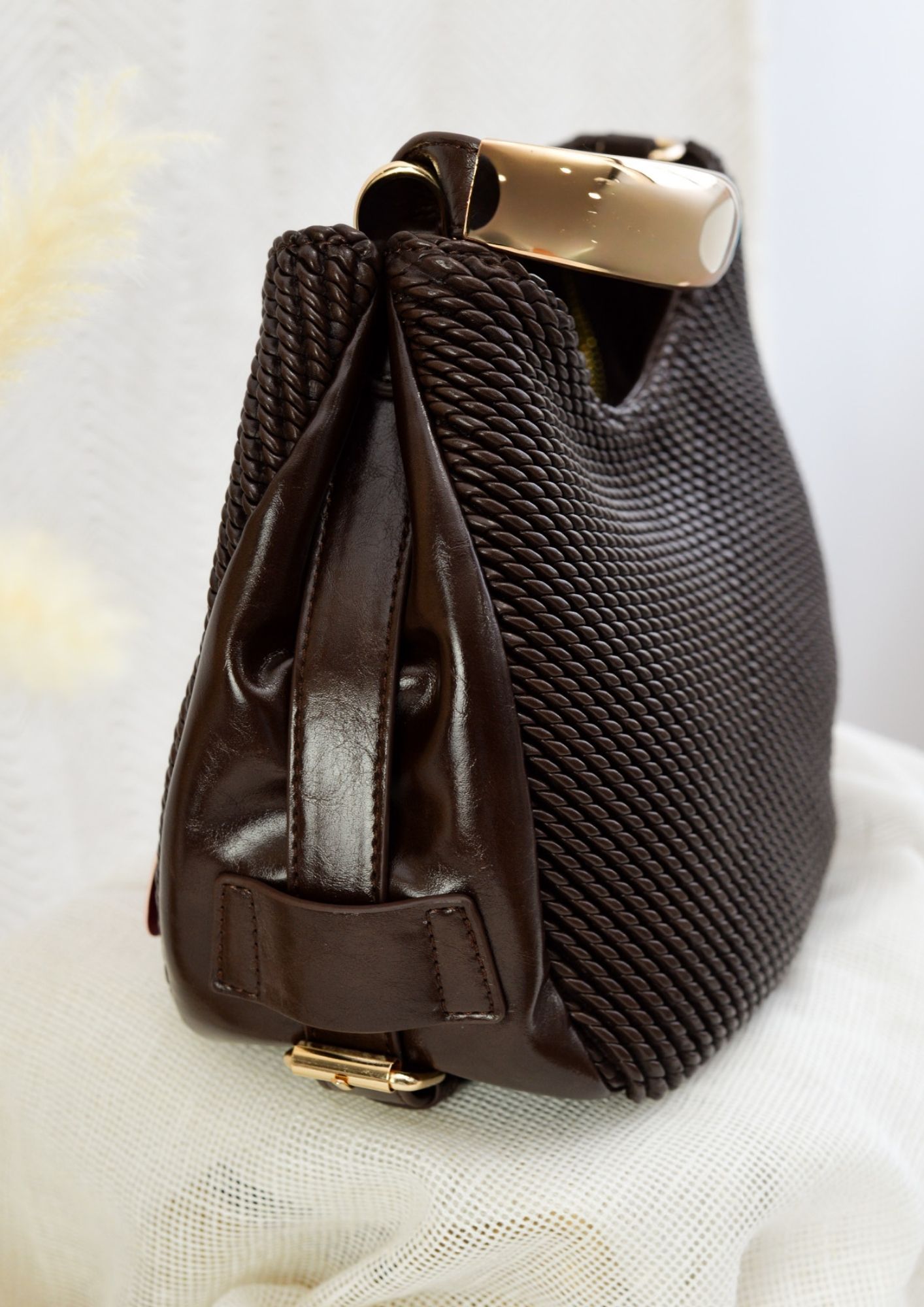 Asa rígida dorada bolso mujer Detalle asa metálica en bolso