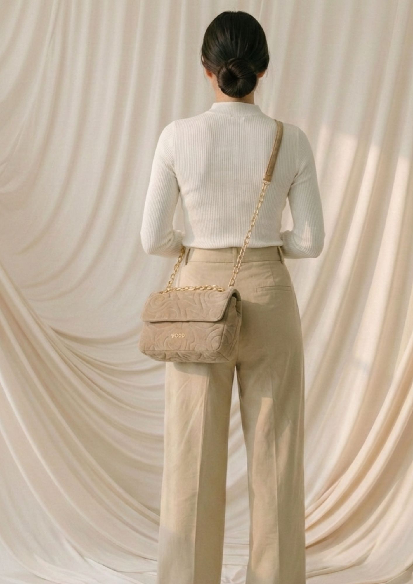 Vista frontal bandolera con solapa beige Bolso amplio efecto antelina suave