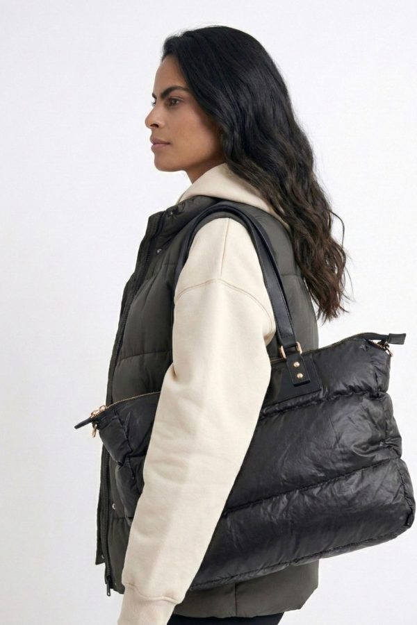 Shopper acolchado con detalles charol negro