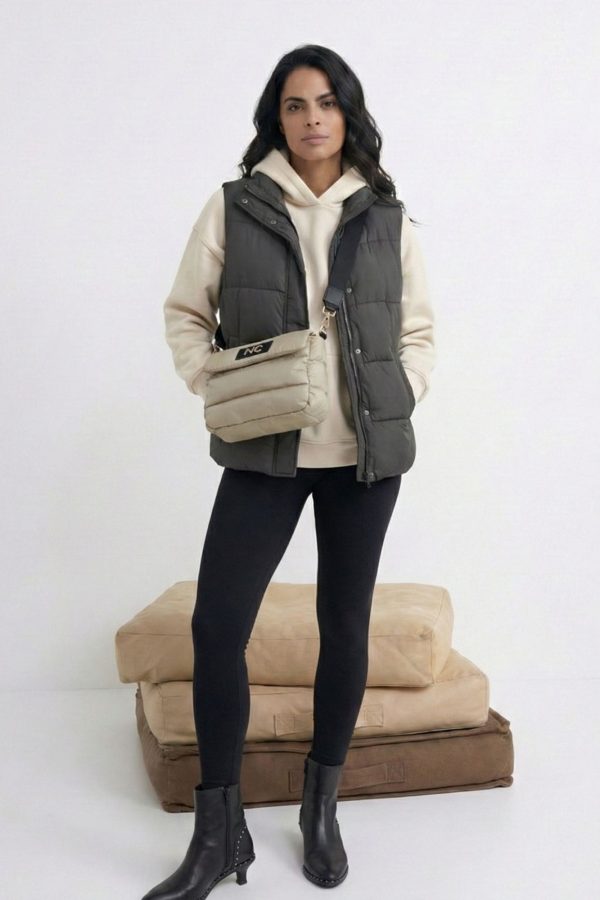 Bandolera ligera con tapa superior beige