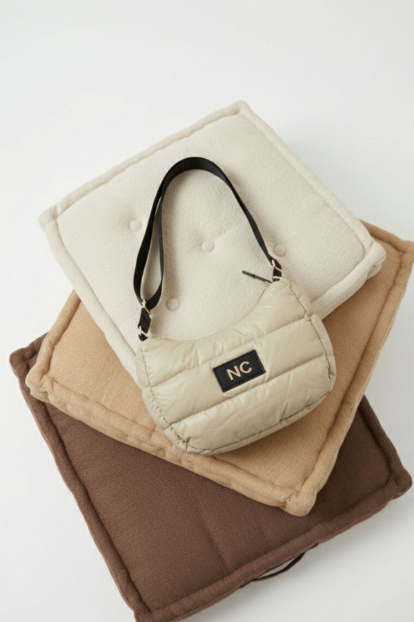 Bandolera ovalada acolchada para mujer beige