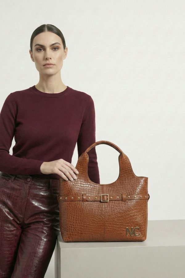 Bolso sofisticado con tachuelas metálicas camel