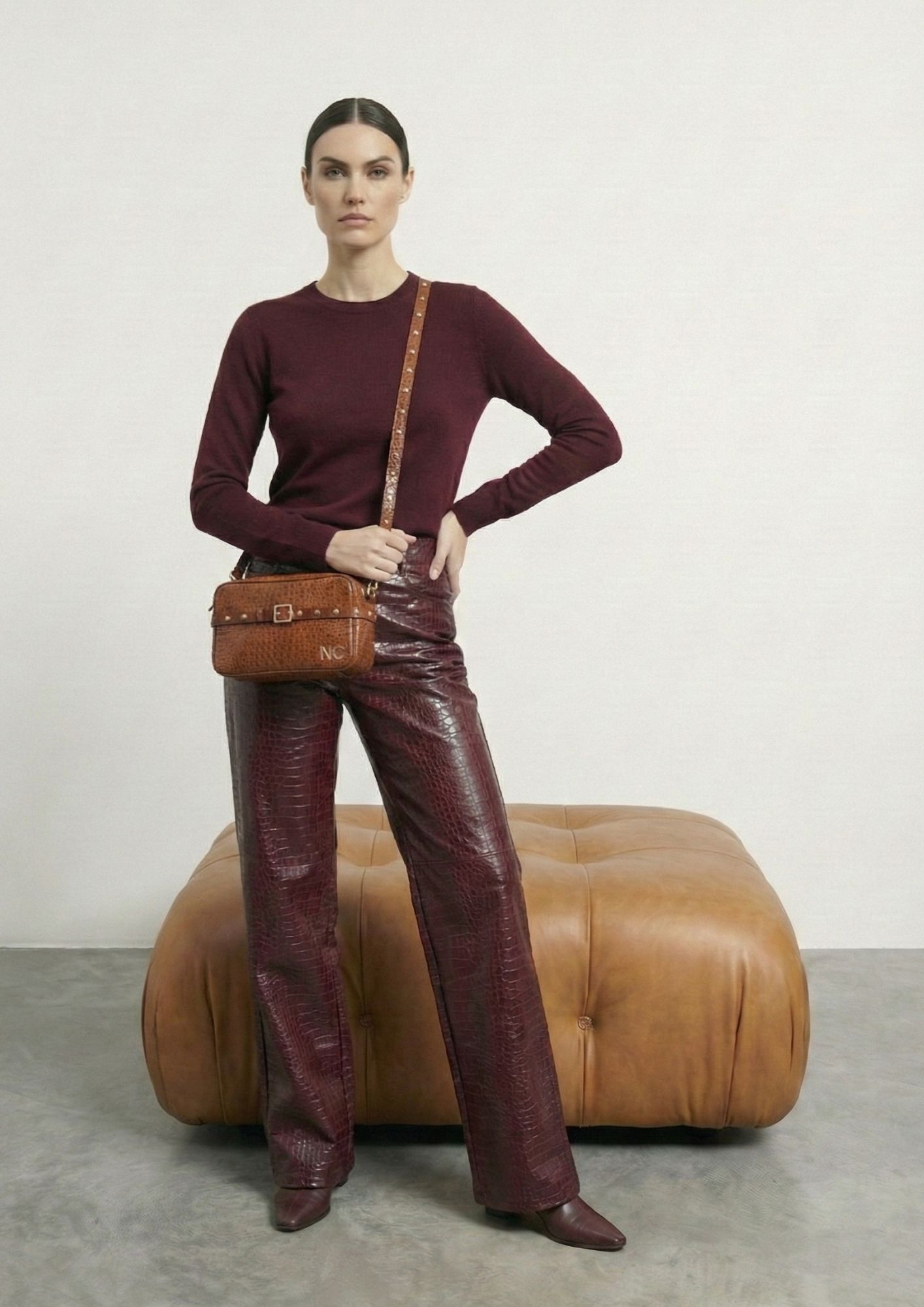 Detalle cinturón terciopelo en bolso Bandolera cocodrilo mate para mujer camel