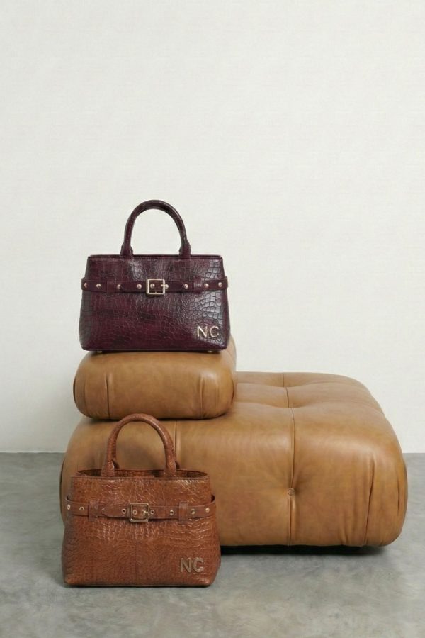 Bolso coqueto con tachuelas metálicas