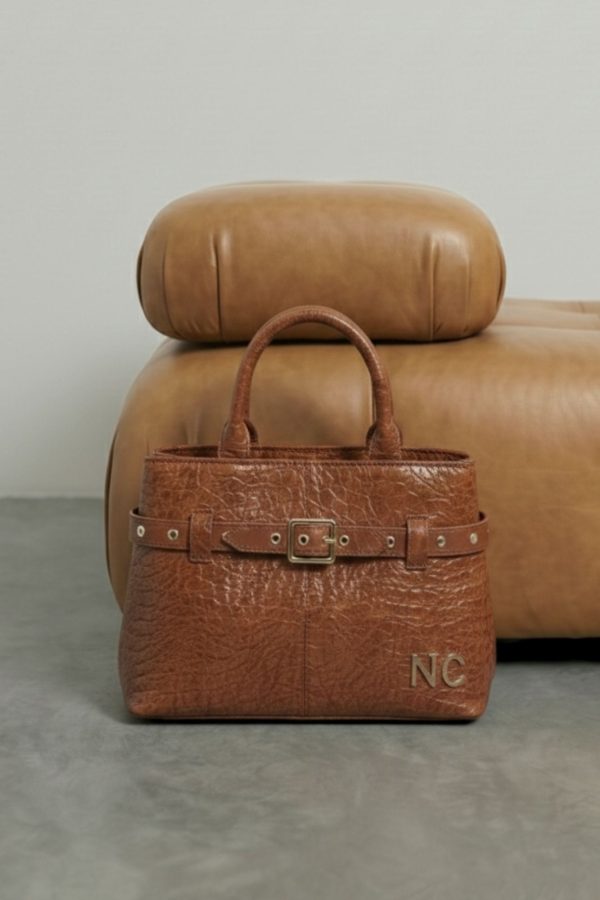Bolso coqueto con tachuelas metálicas camel