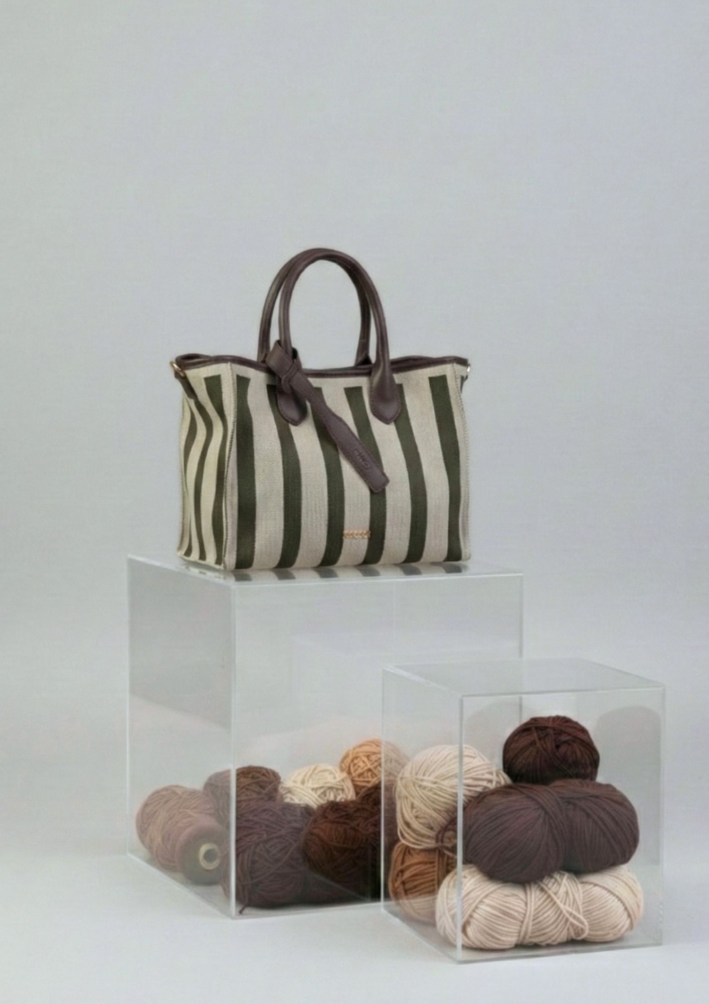 Bolso mediano con correa bandolera NOCO Tote rayas verdes con detalles chocolate