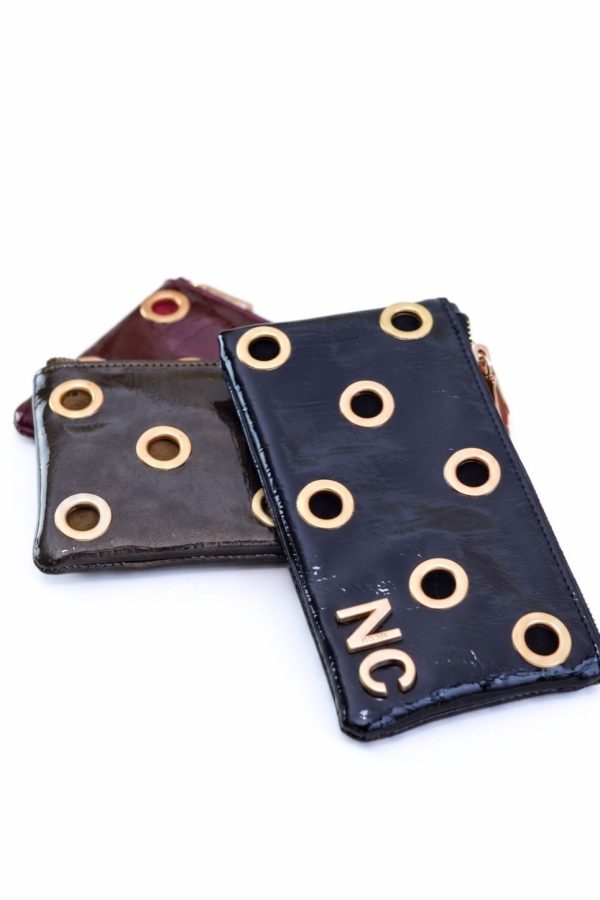 Cartera tipo sobre en charol negro con ojales dorados
