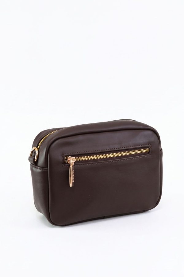 Detalle piel vegana chocolate bolso