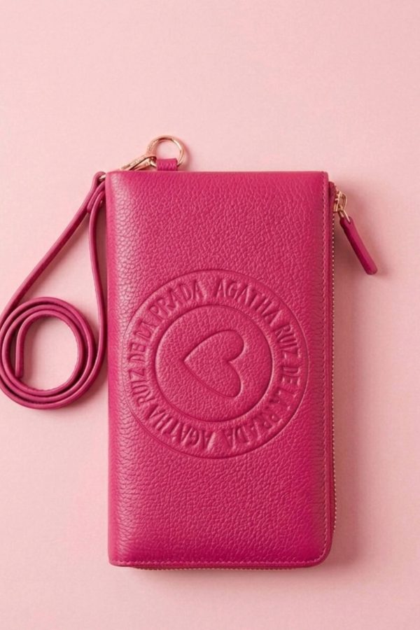 Cartera de mano Agatha Ruiz de la Prada de piel sintética lisa.