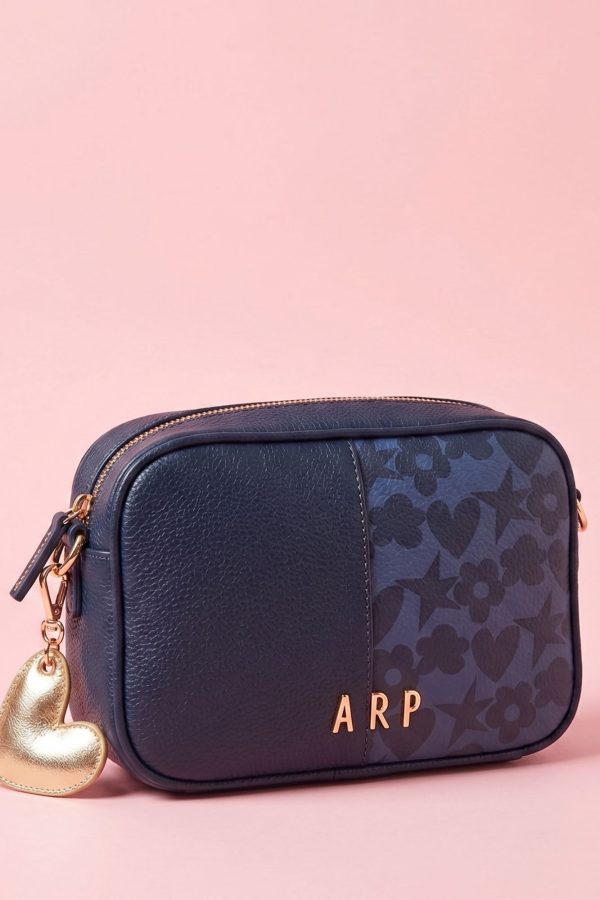 Bolso cruzado de piel sintética con diseño moderno y elegante.