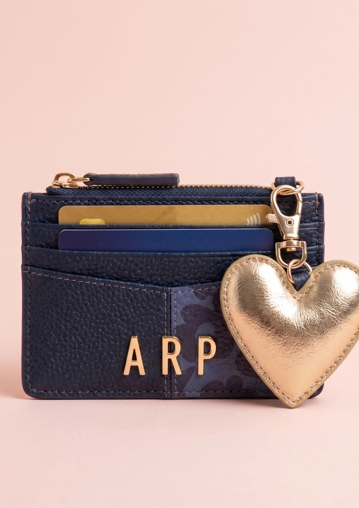 Complemento Agatha Ruiz de la Prada con diseño exclusivo. Tarjetero de piel sintética con diseño elegante y funcional azul